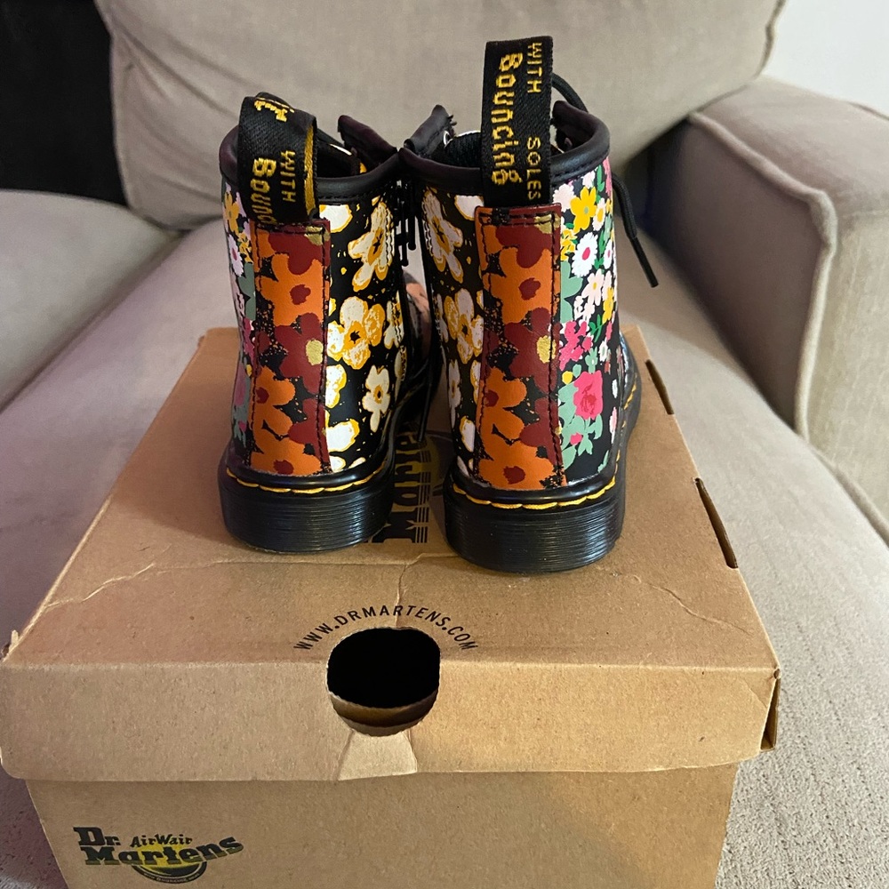 I’m selling a pair a dr marten toddler boots. Worn once.